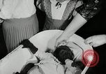 Immagine di Baby gorilla Anacortes Washington USA, 1951, secondo 5 filmato di repertorio 65675069469