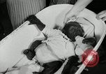 Immagine di Baby gorilla Anacortes Washington USA, 1951, secondo 9 filmato di repertorio 65675069469