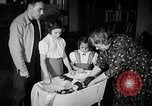Immagine di Baby gorilla Anacortes Washington USA, 1951, secondo 14 filmato di repertorio 65675069469