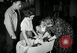Immagine di Baby gorilla Anacortes Washington USA, 1951, secondo 15 filmato di repertorio 65675069469