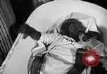 Immagine di Baby gorilla Anacortes Washington USA, 1951, secondo 16 filmato di repertorio 65675069469