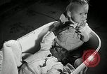 Immagine di Baby gorilla Anacortes Washington USA, 1951, secondo 35 filmato di repertorio 65675069469