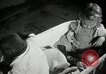 Immagine di Baby gorilla Anacortes Washington USA, 1951, secondo 40 filmato di repertorio 65675069469