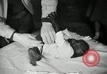 Immagine di Baby gorilla Anacortes Washington USA, 1951, secondo 46 filmato di repertorio 65675069469