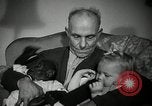 Immagine di Baby gorilla Anacortes Washington USA, 1951, secondo 51 filmato di repertorio 65675069469