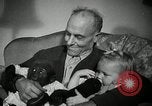 Immagine di Baby gorilla Anacortes Washington USA, 1951, secondo 55 filmato di repertorio 65675069469
