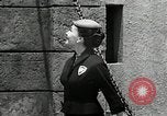 Immagine di Costumi di visualizzazione Universal City California USA, 1954, secondo 20 filmato di repertorio 65675069474