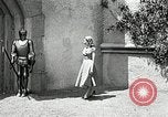 Immagine di Costumi di visualizzazione Universal City California USA, 1954, secondo 30 filmato di repertorio 65675069474