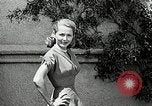 Immagine di Costumi di visualizzazione Universal City California USA, 1954, secondo 45 filmato di repertorio 65675069474