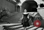 Immagine di Costumi di visualizzazione Universal City California USA, 1954, secondo 53 filmato di repertorio 65675069474
