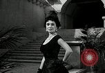 Immagine di Costumi di visualizzazione Universal City California USA, 1954, secondo 58 filmato di repertorio 65675069474