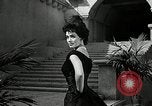 Immagine di Costumi di visualizzazione Universal City California USA, 1954, secondo 60 filmato di repertorio 65675069474