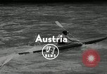 Immagine di Canoisti e kayakers Austria, 1954, secondo 4 filmato di repertorio 65675069476