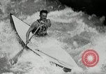 Immagine di Canoisti e kayakers Austria, 1954, secondo 18 filmato di repertorio 65675069476
