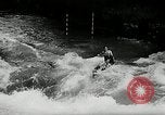 Immagine di Canoisti e kayakers Austria, 1954, secondo 22 filmato di repertorio 65675069476