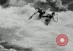 Immagine di Canoisti e kayakers Austria, 1954, secondo 25 filmato di repertorio 65675069476