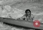 Immagine di Canoisti e kayakers Austria, 1954, secondo 46 filmato di repertorio 65675069476