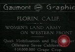 Standbild United States Frauen Ernte Weintrauben Florin California USA, 1918, aus Sekunde 1 historischem Filmmaterial Videoclip 65675069480