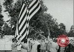 Standbild United States Frauen Ernte Weintrauben Florin California USA, 1918, aus Sekunde 5 historischem Filmmaterial Videoclip 65675069480