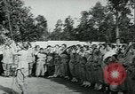 Standbild United States Frauen Ernte Weintrauben Florin California USA, 1918, aus Sekunde 18 historischem Filmmaterial Videoclip 65675069480