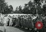 Standbild United States Frauen Ernte Weintrauben Florin California USA, 1918, aus Sekunde 19 historischem Filmmaterial Videoclip 65675069480