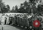 Standbild United States Frauen Ernte Weintrauben Florin California USA, 1918, aus Sekunde 20 historischem Filmmaterial Videoclip 65675069480