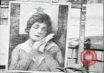 Immagine di Artista dipinge poster Chicago Illinois USA, 1918, secondo 3 filmato di repertorio 65675069483