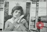 Immagine di Artista dipinge poster Chicago Illinois USA, 1918, secondo 4 filmato di repertorio 65675069483