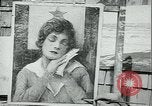 Immagine di Artista dipinge poster Chicago Illinois USA, 1918, secondo 5 filmato di repertorio 65675069483