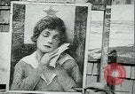 Immagine di Artista dipinge poster Chicago Illinois USA, 1918, secondo 6 filmato di repertorio 65675069483