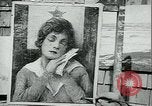 Immagine di Artista dipinge poster Chicago Illinois USA, 1918, secondo 7 filmato di repertorio 65675069483