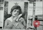 Immagine di Artista dipinge poster Chicago Illinois USA, 1918, secondo 8 filmato di repertorio 65675069483