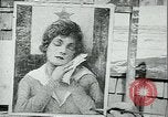 Immagine di Artista dipinge poster Chicago Illinois USA, 1918, secondo 10 filmato di repertorio 65675069483