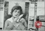 Immagine di Artista dipinge poster Chicago Illinois USA, 1918, secondo 11 filmato di repertorio 65675069483