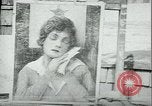Immagine di Artista dipinge poster Chicago Illinois USA, 1918, secondo 13 filmato di repertorio 65675069483