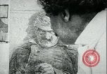 Immagine di Artista dipinge poster Chicago Illinois USA, 1918, secondo 25 filmato di repertorio 65675069483