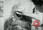 Immagine di Artista dipinge poster Chicago Illinois USA, 1918, secondo 39 filmato di repertorio 65675069483