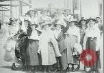 Immagine di Maschera a gas operai premiati New York City USA, 1918, secondo 5 filmato di repertorio 65675069485