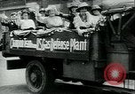 Immagine di Maschera a gas operai premiati New York City USA, 1918, secondo 20 filmato di repertorio 65675069485