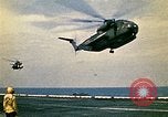 Immagine di Evacuazione dei rifugiati da Saigon Sul mare del sud della Cina, 1975, secondo 13 filmato di repertorio 65675069506