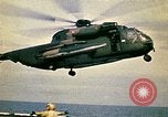 Immagine di Evacuazione dei rifugiati da Saigon Sul mare del sud della Cina, 1975, secondo 21 filmato di repertorio 65675069506
