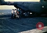 Immagine di Evacuazione dei rifugiati da Saigon Sul mare del sud della Cina, 1975, secondo 29 filmato di repertorio 65675069506