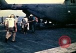 Immagine di Evacuazione dei rifugiati da Saigon Sul mare del sud della Cina, 1975, secondo 31 filmato di repertorio 65675069506