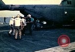 Immagine di Evacuazione dei rifugiati da Saigon Sul mare del sud della Cina, 1975, secondo 32 filmato di repertorio 65675069506