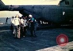 Immagine di Evacuazione dei rifugiati da Saigon Sul mare del sud della Cina, 1975, secondo 33 filmato di repertorio 65675069506