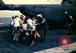 Immagine di Evacuazione dei rifugiati da Saigon Sul mare del sud della Cina, 1975, secondo 36 filmato di repertorio 65675069506