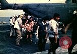Immagine di Evacuazione dei rifugiati da Saigon Sul mare del sud della Cina, 1975, secondo 38 filmato di repertorio 65675069506