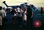 Immagine di Evacuazione dei rifugiati da Saigon Sul mare del sud della Cina, 1975, secondo 44 filmato di repertorio 65675069506