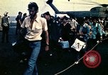 Immagine di Evacuazione dei rifugiati da Saigon Sul mare del sud della Cina, 1975, secondo 54 filmato di repertorio 65675069506