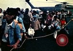 Immagine di Evacuazione dei rifugiati da Saigon Sul mare del sud della Cina, 1975, secondo 57 filmato di repertorio 65675069506